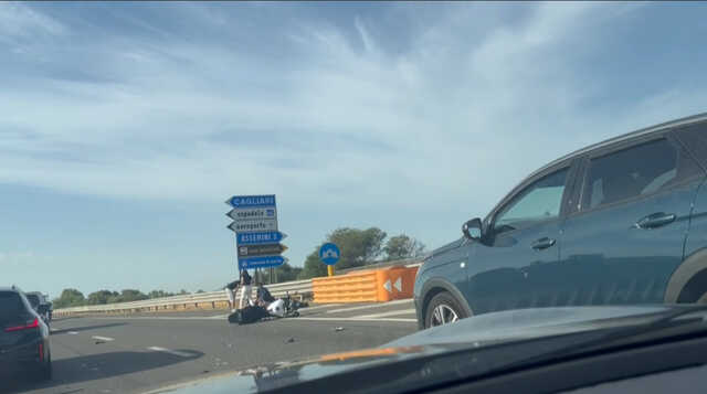 Incidente sulla statale 131 al bivio per Assemini: coinvolte due auto e una moto, lunghe code