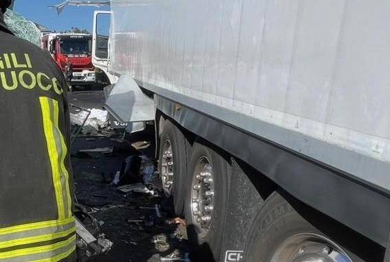 Furgone contro tir, tragico schianto a Olbia: morto il conducente, inutili i tentativi di rianimarlo