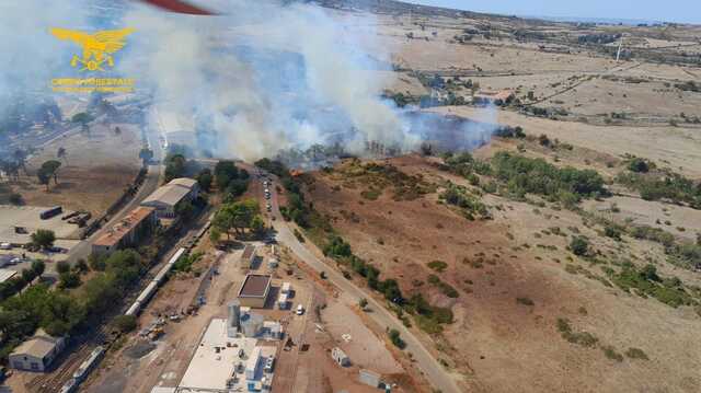 Macomer, si riaccende il rogo scoppiato ieri: le fiamme si dirigono verso una Rsa, 2 mezzi aerei in volo