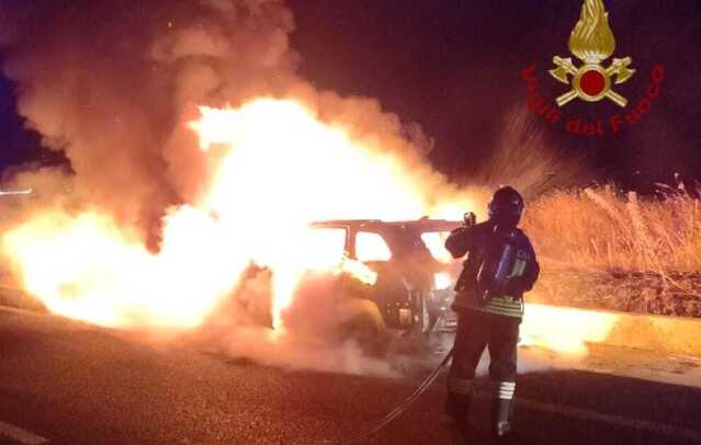 Paura sulla 131 a Nuraminis, un'auto in corsa prende fuoco: salvo il conducente