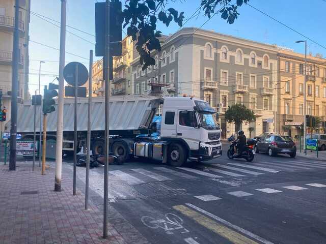 Cagliari, incidente in via San Benedetto: scooter finisce contro un camion, due feriti