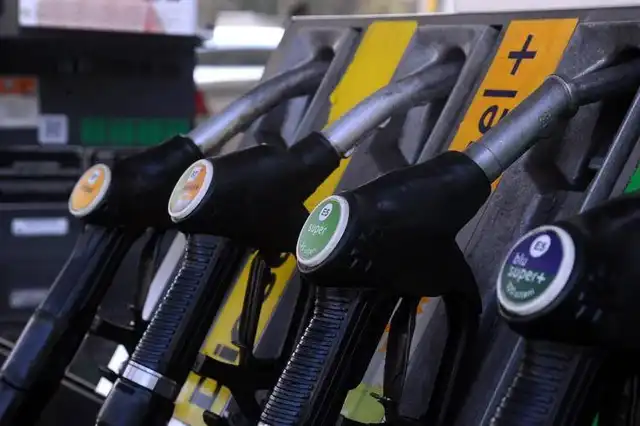 Da oggi il taglio delle accise sui carburanti scende a 5 centesimi. L'allarme di Assotir: "Così l'autotrasporto si fermerà"