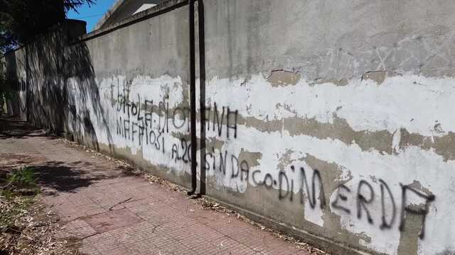Ottana, scritte sul muro del cimitero contro il sindaco sospeso Franco Saba