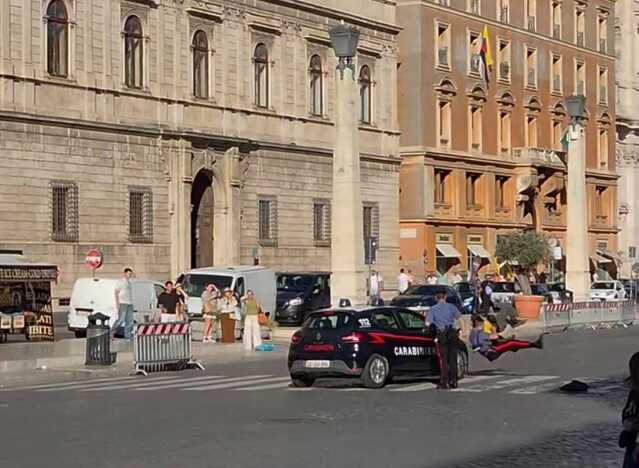 Carabiniere investe un collega e il fuggitivo sulle strisce pedonali durante l'arresto: il video 