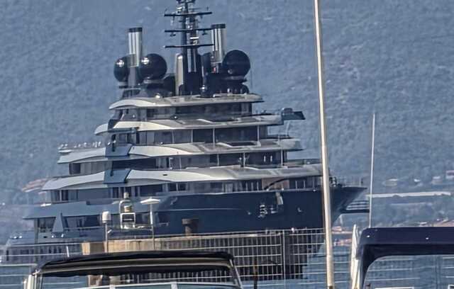 Al porto di Cagliari il giga yacht extra-lusso "Luminance" dell'oligarca ucraino Akhmetov: vale 500 milioni 