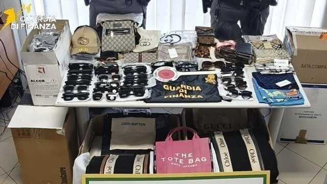 Vendeva articoli contraffatti in spiaggia, a casa un magazzino pieno: denunciato a Sassari