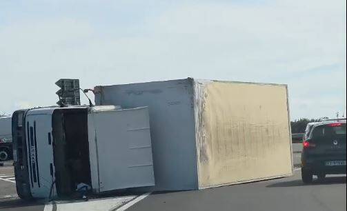 Capoterra, camion si ribalta sulla 195 in direzione Cagliari 