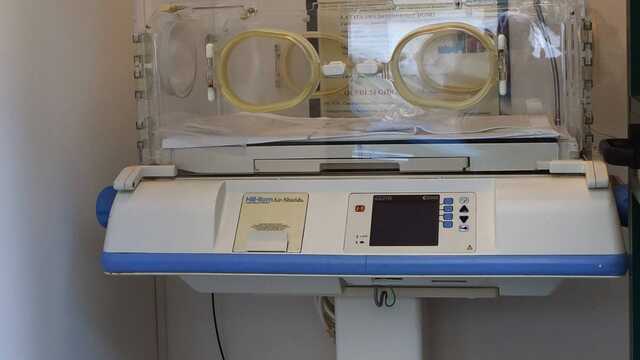 Neonata in pericolo di vita a Cagliari, portata a Milano con un volo di emergenza 