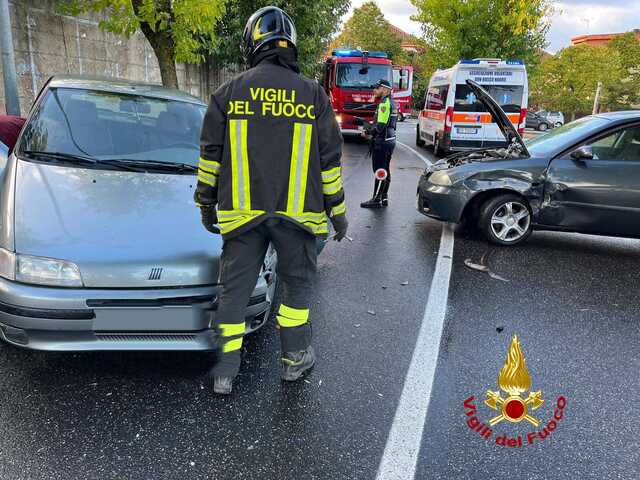 Nuoro, incidente in via Boscollai: due persone trasportate in ambulanza 