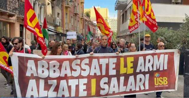 Un fiume di manifestanti inonda Cagliari: "Abbassate le armi e alzate i salari"