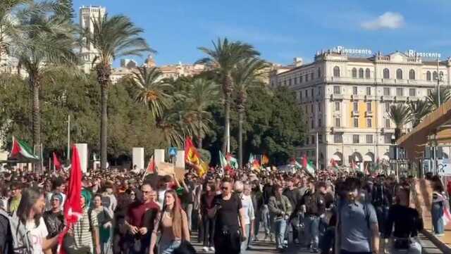 La protesta a Cagliari cresce: stimate 15mila presenze, forze dell'ordine scortano i manifestanti