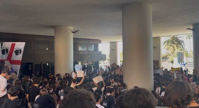 "Non dipingete il nostro futuro di grigio": gli studenti sotto il palazzo del Consiglio regionale a Cagliari (Video)