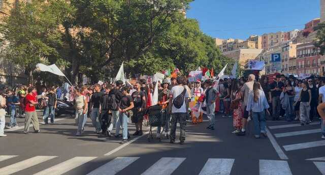 Scuole e università, gli studenti tornano in corteo a Cagliari: “Ci hanno strappato il futuro”