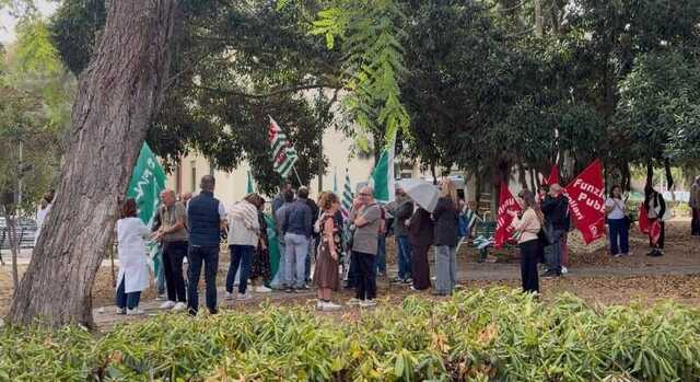 Cagliari, sit-in al Santissima Trinità: "Siamo al punto più basso della sanità degli ultimi 30 anni"