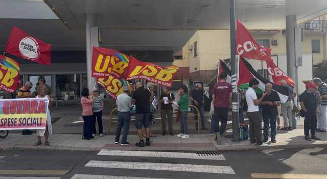Caro carburanti, sit-in dei sindacati di base alla stazione Eni di Cagliari