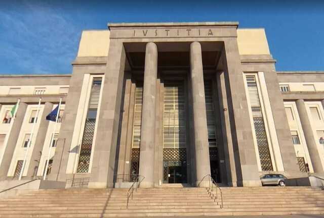 Bottiglietta d'acqua forata in tribunale a Cagliari, una tirocinante si sente male: si indaga contro ignoti
