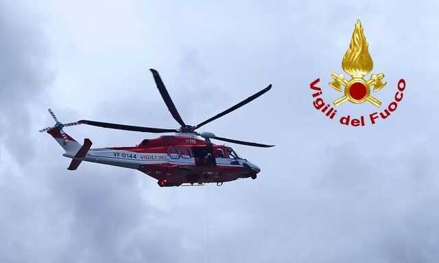 Cade in acqua durante una battuta di pesca: disperso 35enne a Stintino