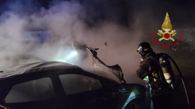 Notte di fuoco nel cagliaritano: 14 veicoli in fiamme tra Elmas, Assemini e Selargius in poche ore