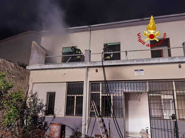 Paura a Serdiana, scoppia un incendio in una casa: l'intervento dei vigili del fuoco