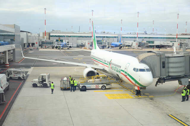 Continuità a rischio per il caro carburanti, ultimatum di Aeroitalia alla Regione: i sindacati chiedono interventi