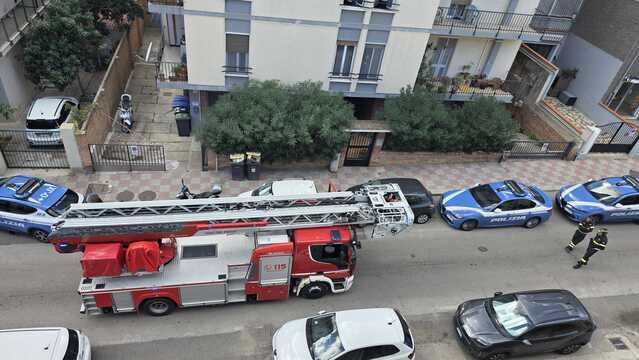 Cagliari, anziano cade in casa e resta bloccato a terra: salvato dai poliziotti e dai vigili del fuoco