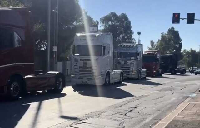 Caro gasolio, la protesta degli autotrasportatori arriva a Bari: ''Voi bloccate il futuro. Noi blocchiamo il presente''