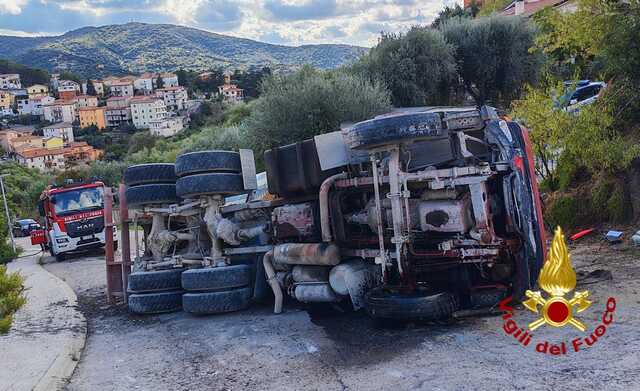 Betoniera si ribalta in una salita a Ozieri: il cemento fresco finisce sulla strada