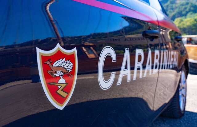 Strappa la catenina alla sorella e le chiede il cane di famiglia come riscatto: arrestato a Cagliari