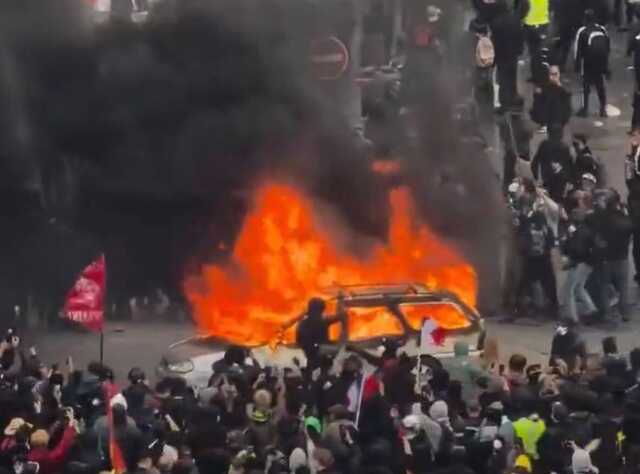 Proteste a Parigi, scattano i coprifuoco. Il ministro: "Stanotte hanno funzionato"
