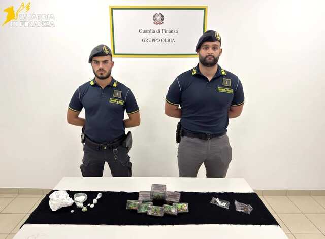 Droga dalla Spagna spedita via Poste: due chili di hashish sequestrati, arrestato 27enne 