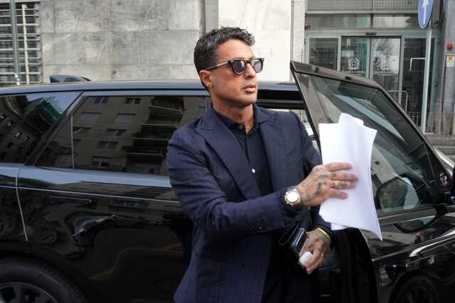 Fabrizio Corona non si ferma all'alt dei carabinieri e scappa: denunciato