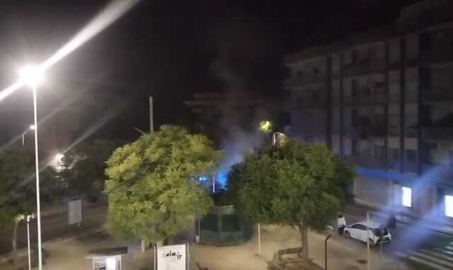 Cagliari, a fuoco nella notte i contenitori della raccolta per gli indumenti usati tra via della Pineta e via Milano