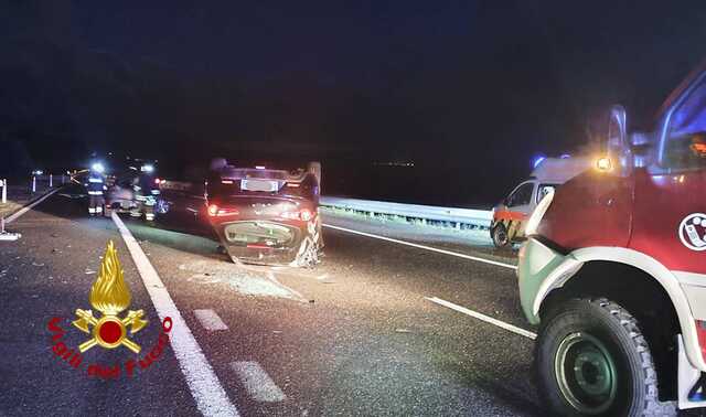 Schianto tra due auto, una si ribalta: paura sulla 131 al bivio per Florinas, due feriti in ospedale