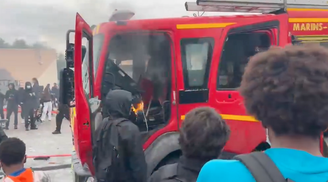 Caos in Francia per le proteste degli studenti: veicoli incendiati e violenze, il premier convoca l'unità di crisi  