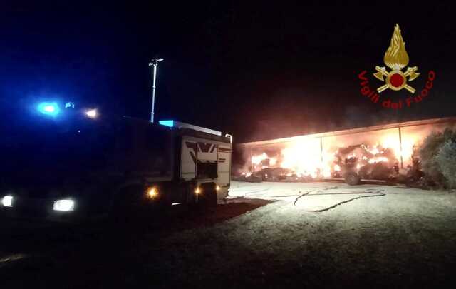 Grosso incendio in un'azienda agricola a Guamaggiore: distrutti capannoni e mezzi da lavoro