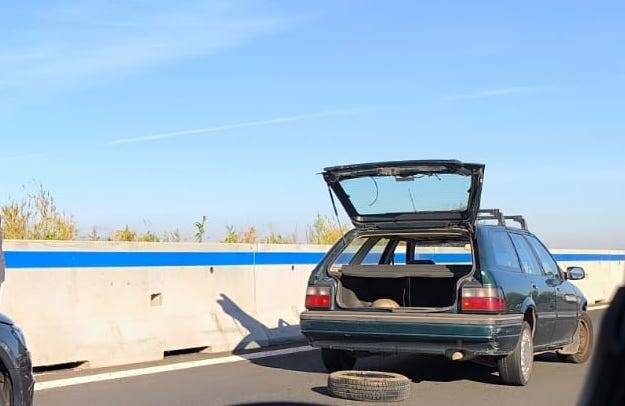 Mattinata di disagi sulla statale 195 verso Cagliari: auto bloccata in carreggiata e traffico in tilt