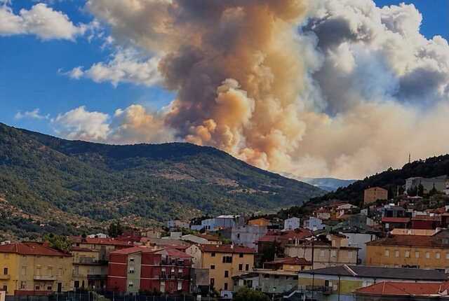 Fonni, grosso incendio in montagna: in volo due canadair per domare le fiamme