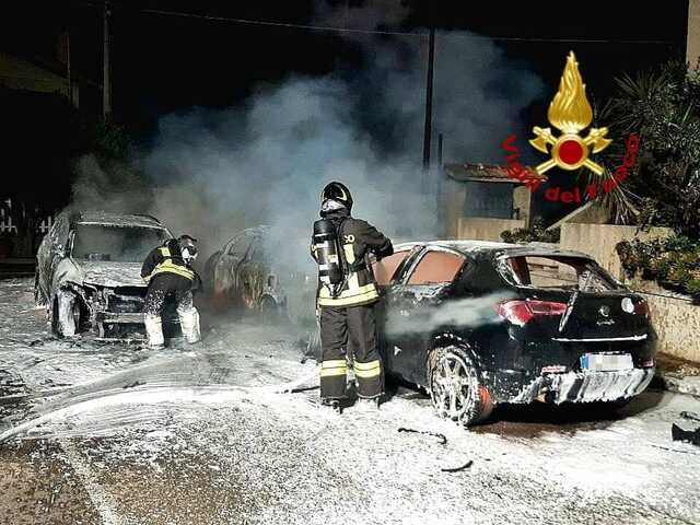 Paura a Terralba, tre auto distrutte dalle fiamme nella notte: indagini in corso
