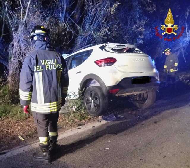Cannigione, perde il controllo dell'auto e finisce sul guard rail: ferito il conducente