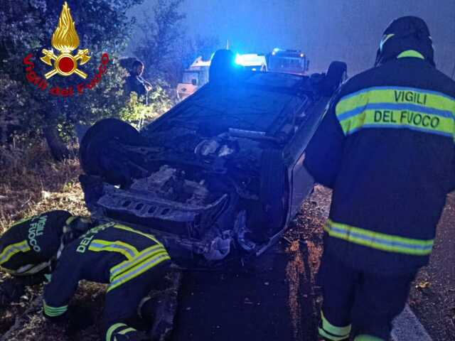 Perde il controllo dell'auto e si ribalta finendo fuori strada sulla 131: ferita la conducente