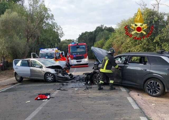 Violentissimo scontro frontale ad Arzachena: tre feriti estratti dalle lamiere 