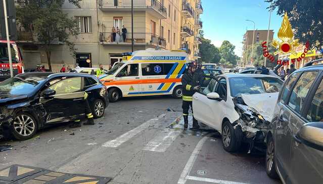 Sassari, scontro fra due auto nel centro abitato: tre feriti portati in ospedale