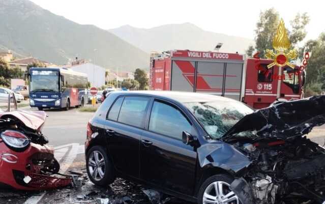 Violento scontro fra due auto alle porte di Gonnosfanadiga: conducenti incastrati fra le lamiere, arriva l'elisoccorso