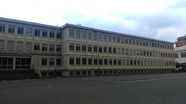 Studente minorenne colpisce a calci e pugni il professore: l'aggressione a Torino 