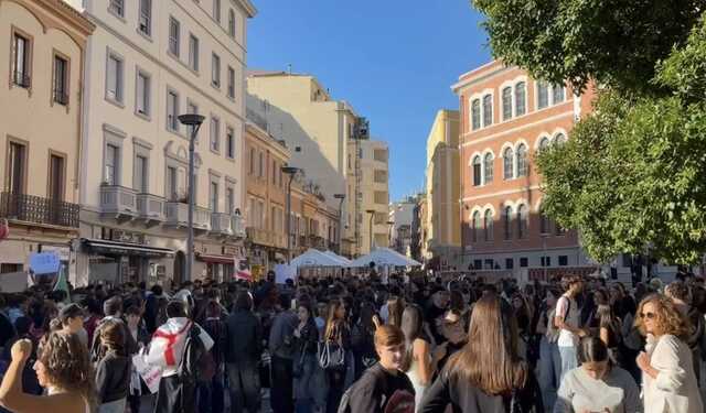 Scioperi e centinaia di studenti in corteo a Cagliari: "Soldi alla scuola, no alla guerra"