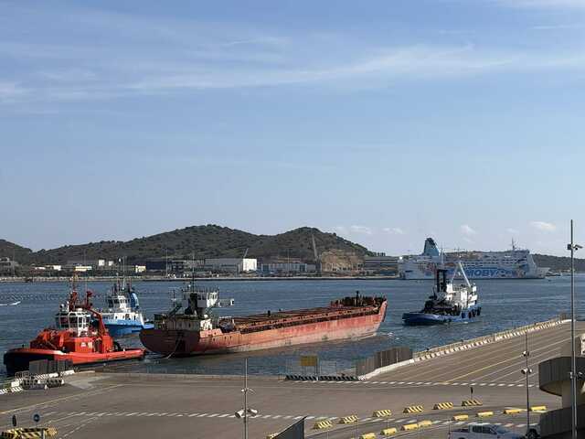 Olbia, la nave Cargo Lira lascia il porto dopo sette anni: "Era un problema irrisolto"