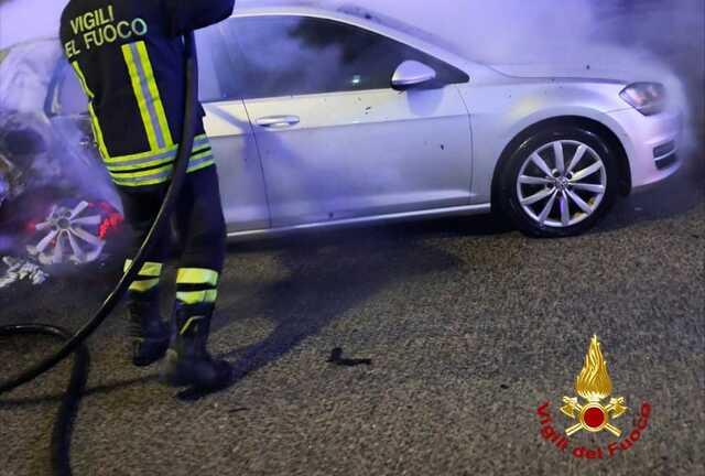 Attentato incendiario a Nuoro: in fiamme l'auto di un 37enne