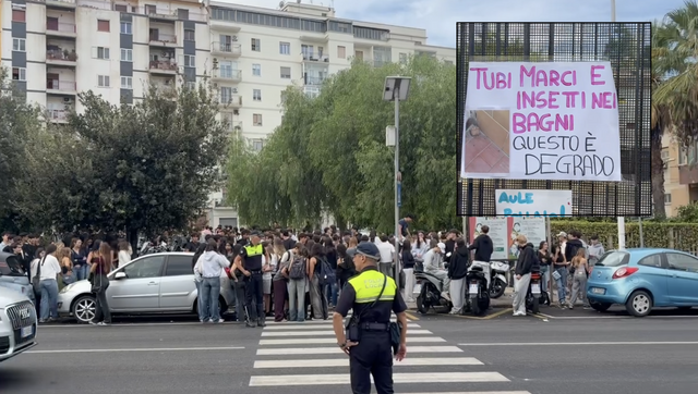 Studenti in sciopero anche al Michelangelo di Cagliari, fumogeni e striscioni: "Vermi nelle aule e problemi di sicurezza"