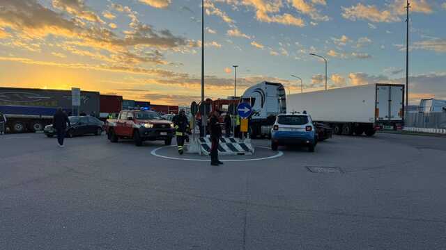 In moto finisce contro un tir a Olbia: muore un centauro 