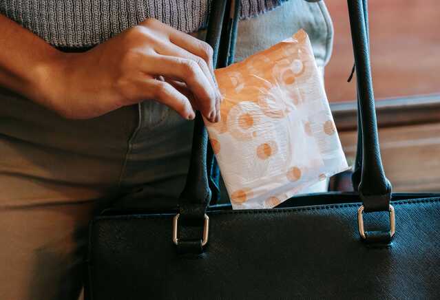 Cento euro all'anno per comprare assorbenti: dalla Regione il contributo per le ragazze tra i 12 e i 20 anni